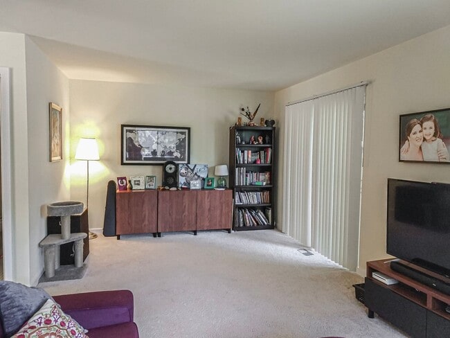 Building Photo - Spacious 4 Bedroom 3.5 Bathroom End Unit T...
