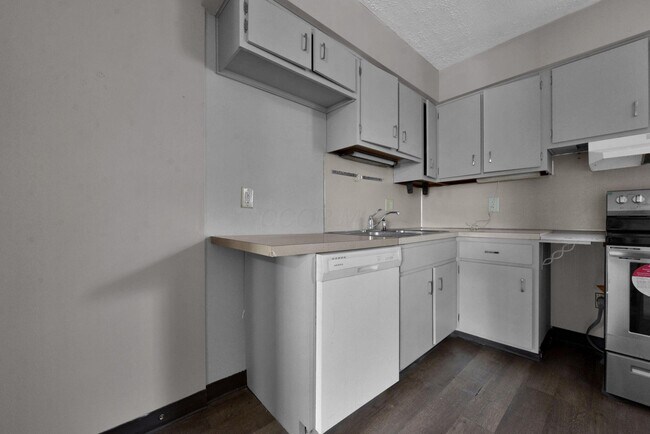 Building Photo - 5696 Beechcroft Rd