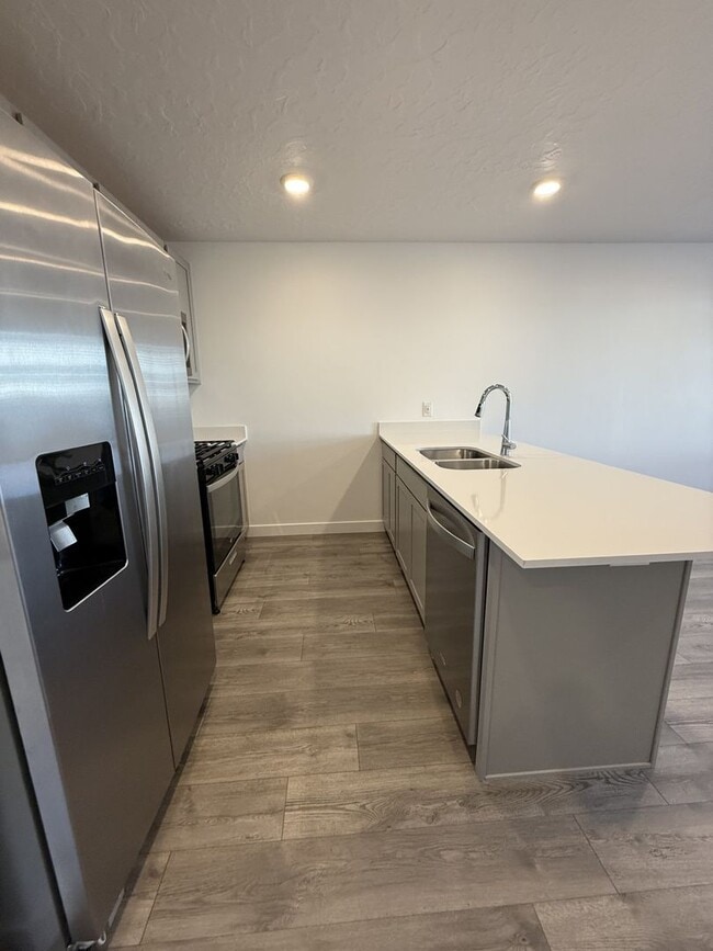 Building Photo - Charming Townhome in Provo, UT  $500 gift card if rented before Valentines day, Pets upon approval