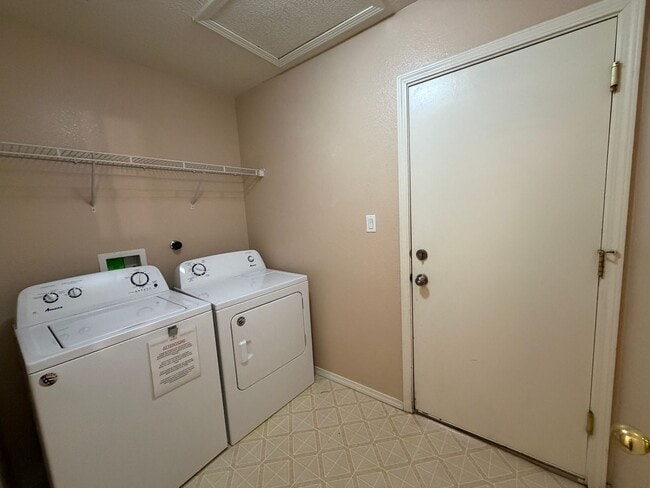 Building Photo - 3 Bedroom Single Story Available Near McMahon Blvd NW & Unser Blvd NW!