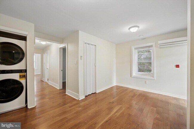 Building Photo - 237 Roxborough Ave