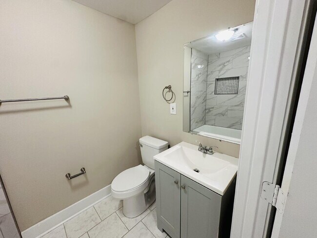 Building Photo - "Charming Retreat in Memphis: Spacious 1171 Sq Ft with Full Bathroom!"
