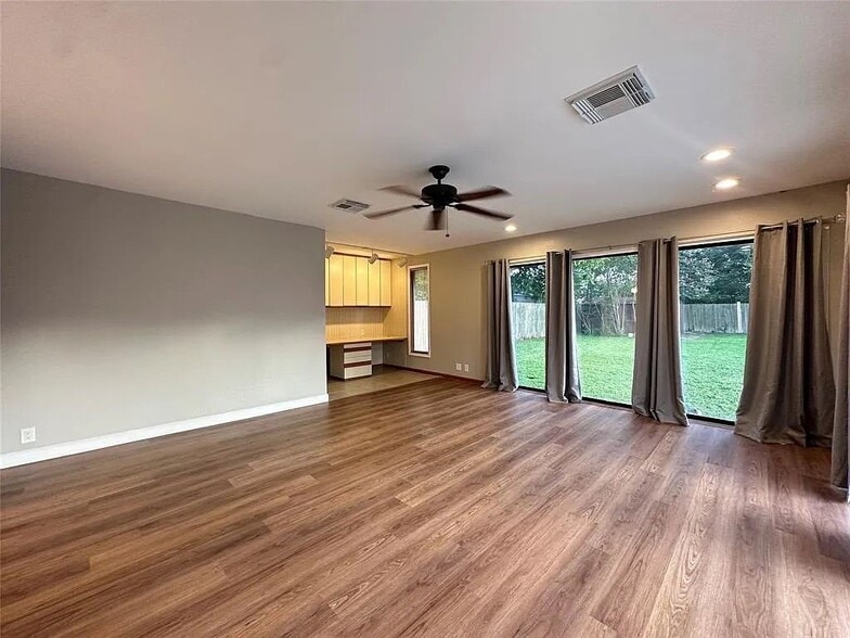 Building Photo - 12139 Huntington Park Dr