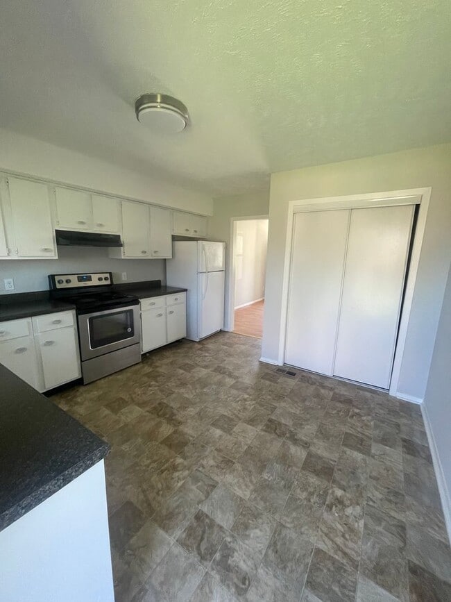 Building Photo - Two Bed/One Bath Centrally Located to West...