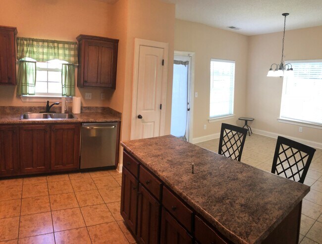 Building Photo - 4 Bedrooms in Exclusive Snowden Grove