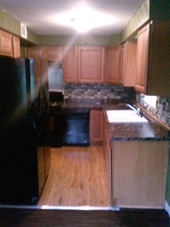 Kitchen cook w/gas, refrigerator with ice and water dispenser - 4323 Marshall Ave