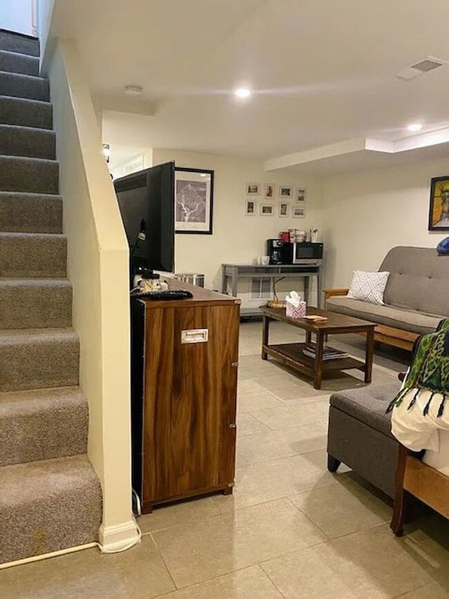 Building Photo - Brentwood Beauty