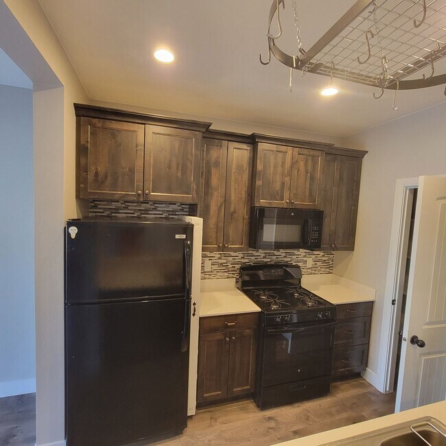 Building Photo - Spacious Modern Townhome