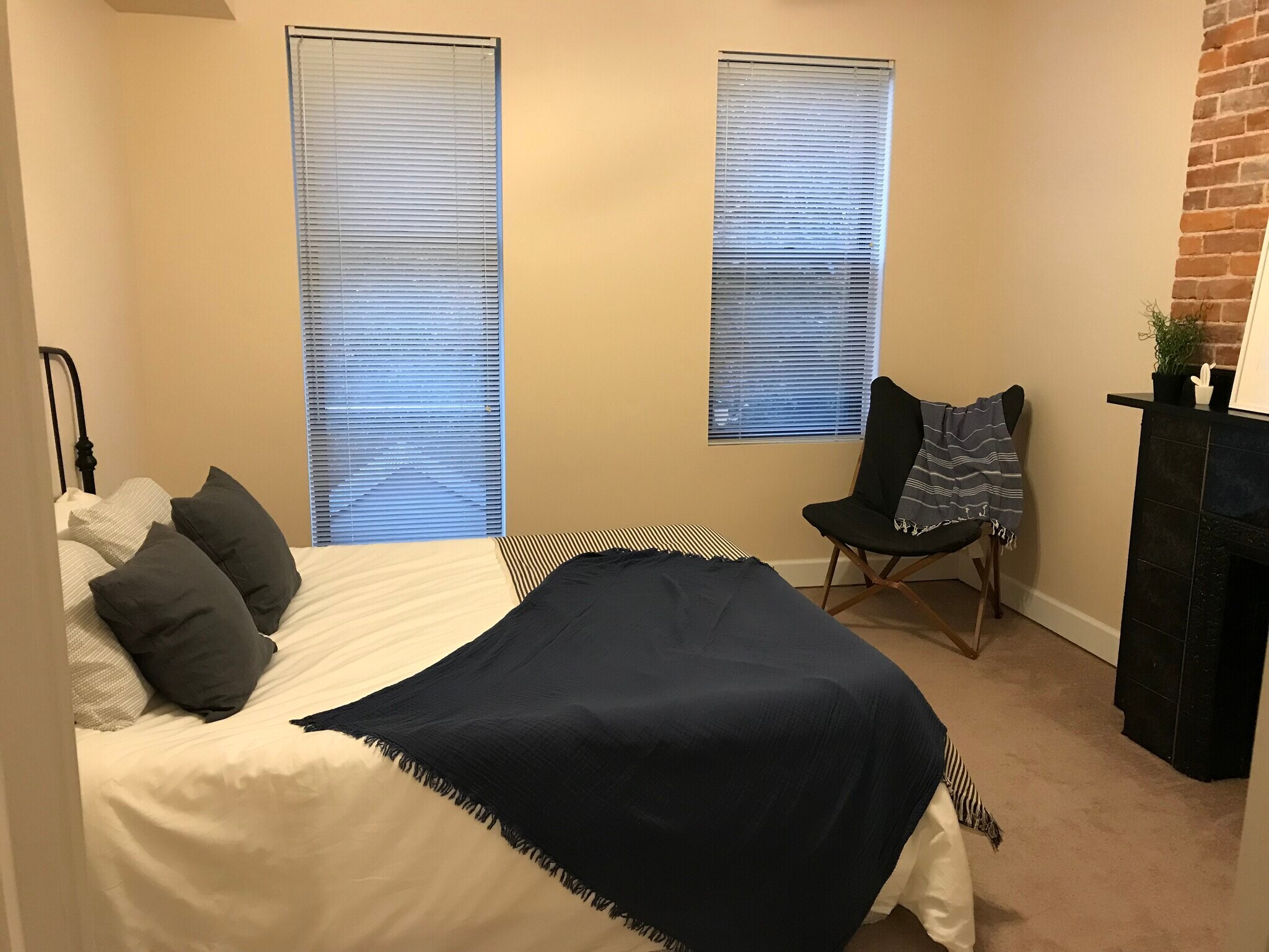 Well-lit second bedroom - 5960 Alder St