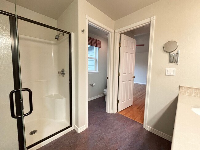 Building Photo - Gorgeous Townhouse in the Heart of Multnomah Village with Attached Garage, Outdoor Space