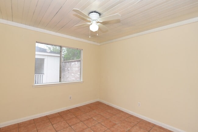 Building Photo - 16222 Queensdale Dr