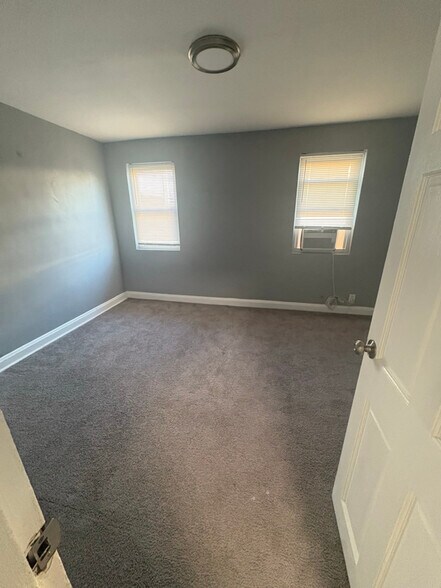 Building Photo - 921 Bonaparte Ave