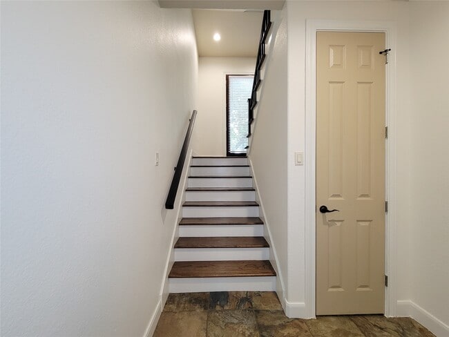 Building Photo - 1605 W 14th St