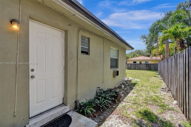 Building Photo - 403 SW 11th Ct