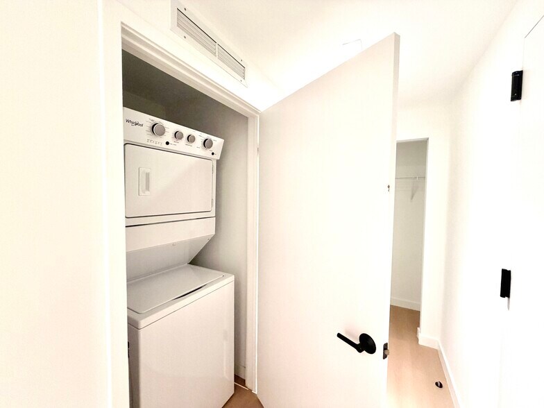 Building Photo - 107 NW 32nd St