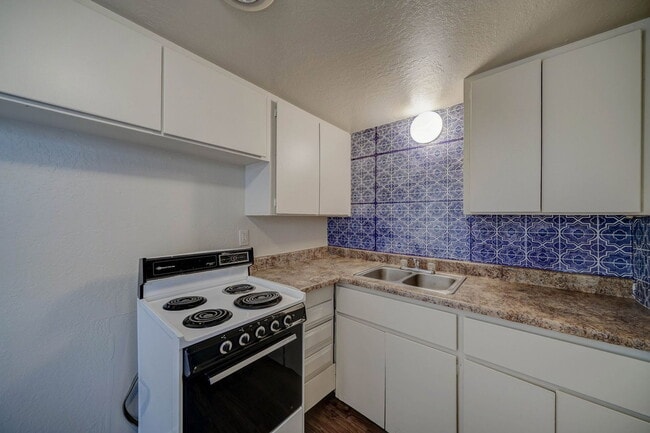 Building Photo - 9316 E Balsam Ave