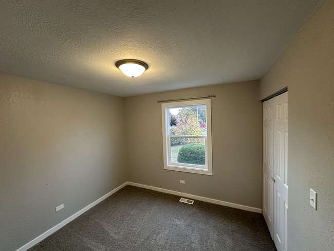 Building Photo - 1301 Lizabeth Ln