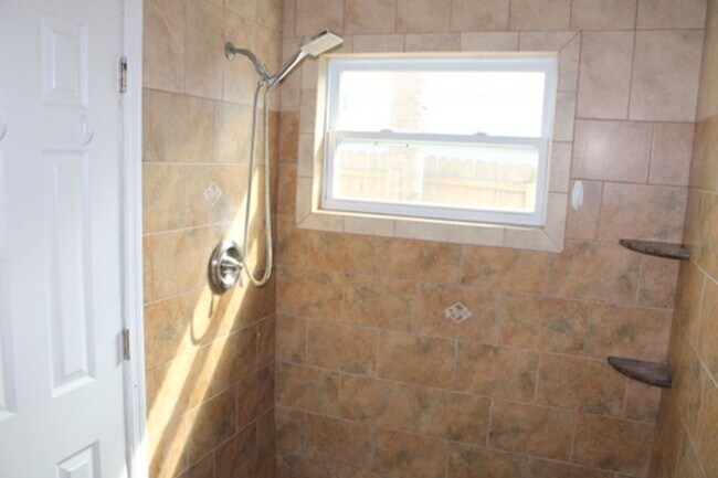 Building Photo - Beautifully Updated 2 bed 2 bath in  Seven Springs