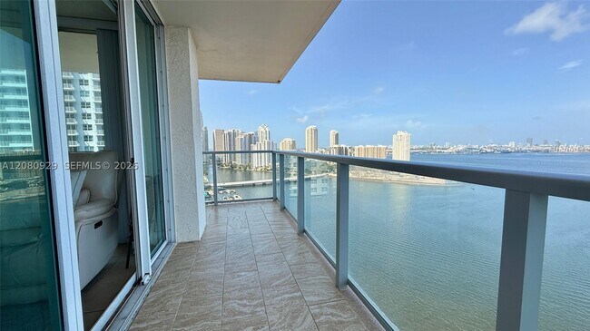 Building Photo - 1155 Brickell Bay Dr