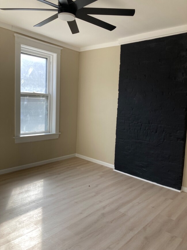 Building Photo - Spacious, renovated apartment in Carondelet!