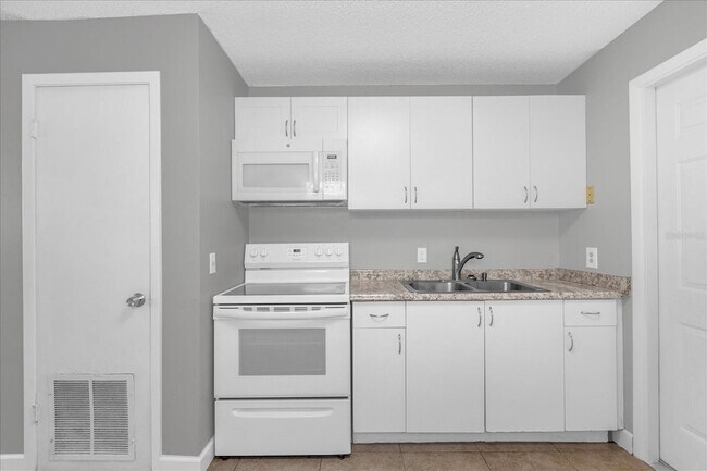 Building Photo - 284 Short St