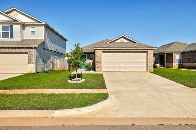 Building Photo - 3 bed 2 bath 2 car garage only two years o...