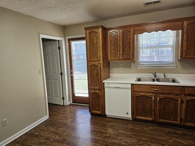 Building Photo - 104 Spring Hill Dr