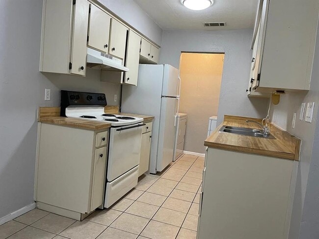 Building Photo - 2210 SW 70th Terrace