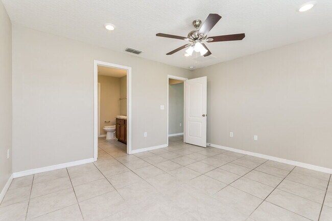 Building Photo - 295 Lake Lucerne Way