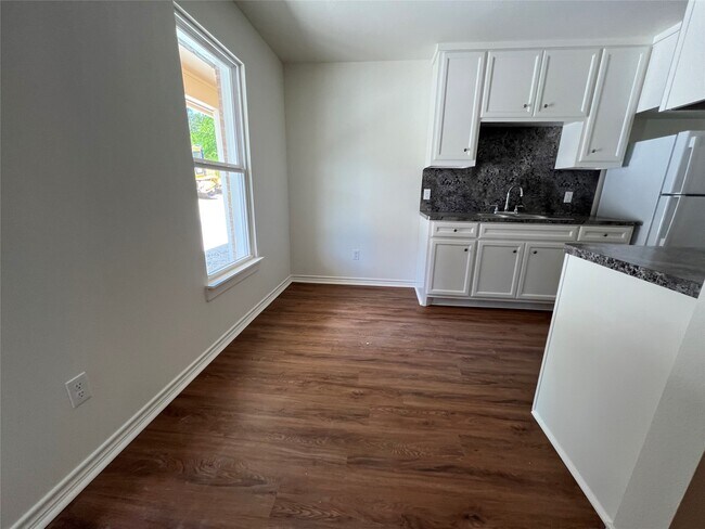 Building Photo - 1231 Sycamore Ave