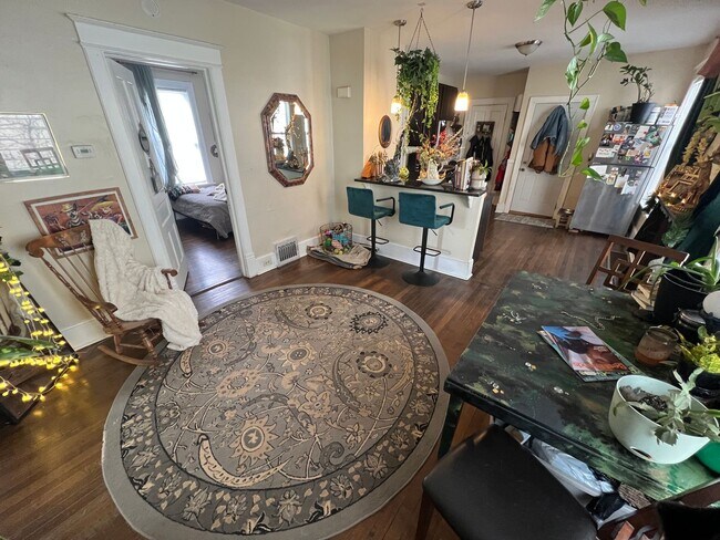 Building Photo - 506 E Locust St