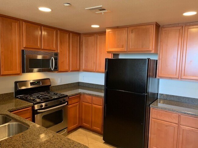 Building Photo - Nice Condo w/Garage in Roseville