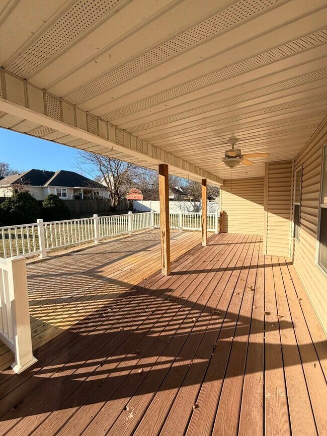 Building Photo - Beautiful Executive 3bd/2bath home in Joplin with fenced in yard / 2 car garage  and sunroom!!