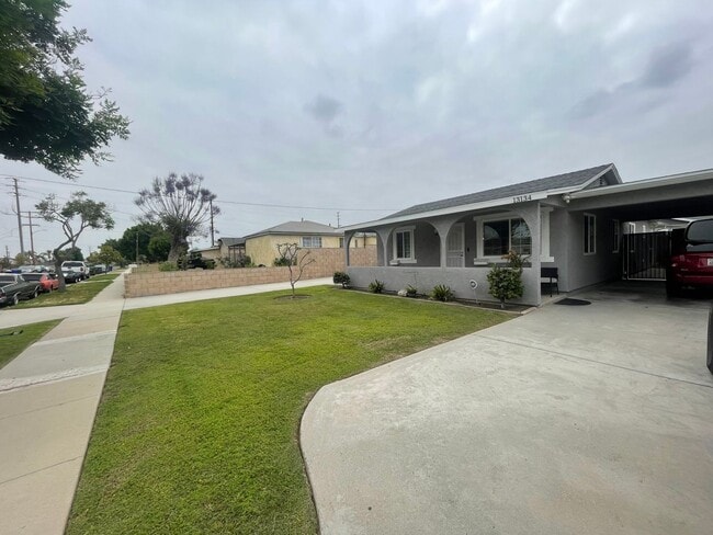 Building Photo - Beautifully Renovated 2-Bedroom Front Home...