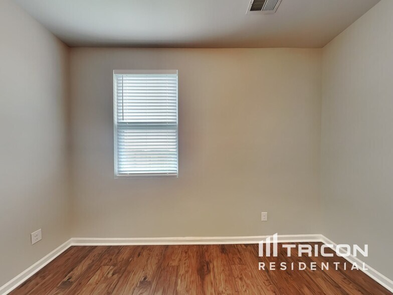 Building Photo - 832 Foxdale Dr