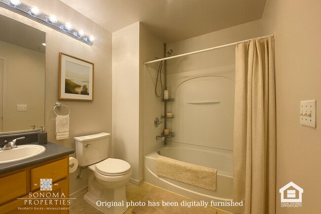 Building Photo - Must-See Charming Ground-Level 1 Bedroom Apartment