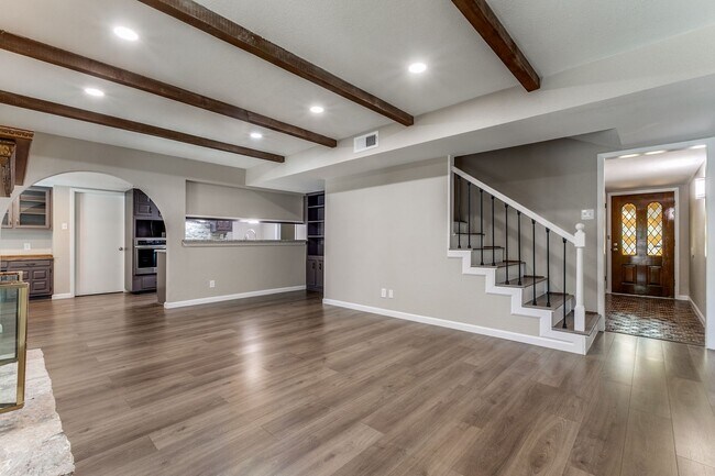 Building Photo - 10215 Charter Ridge
