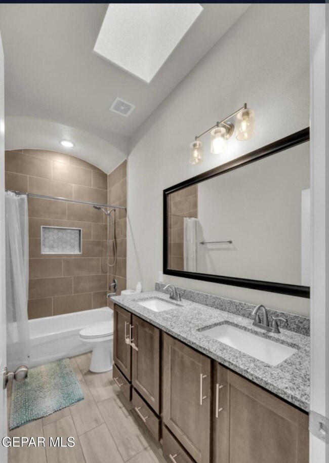 Building Photo - 13729 Lago Vista Ave
