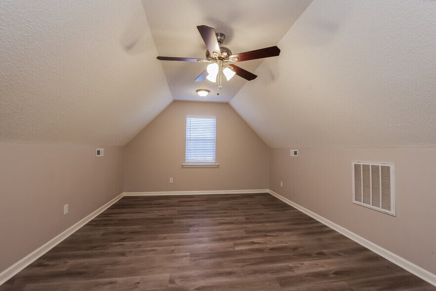 Building Photo - 4020 River Falls Dr