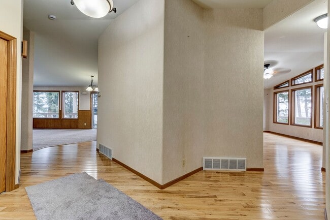 Building Photo - 3 Bedroom 2.5 bathroom nestled in woods with water view