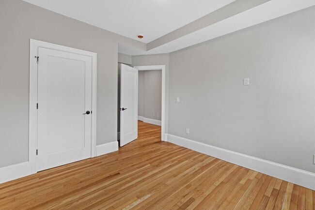 Building Photo - 921-923-923 E Broadway