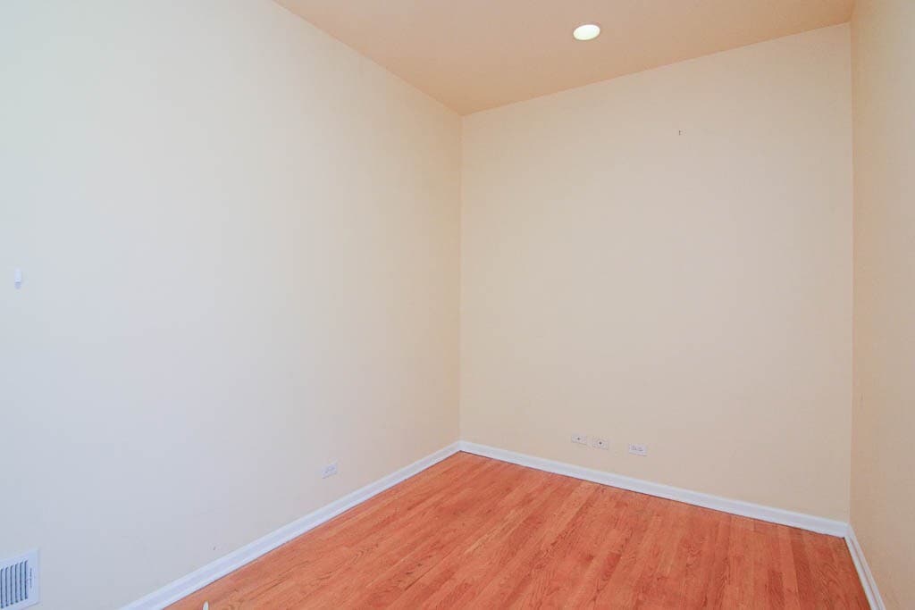 Building Photo - 218 W Division St