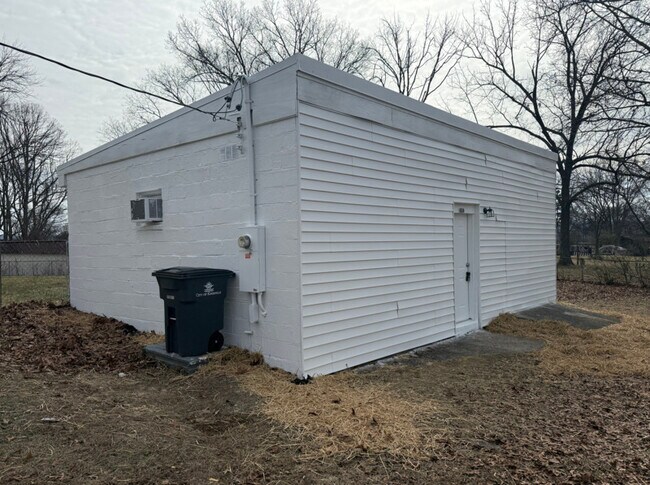 Building Photo - 404 Black Oak Dr