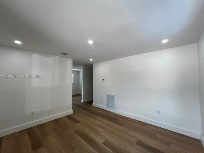 Building Photo - 1239 SW 22nd Ave