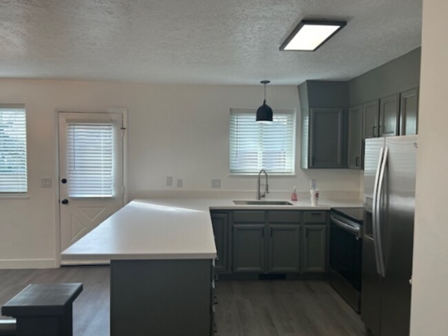 Building Photo - 5 spacious bedrooms, 2.5 bathroom house in Orem