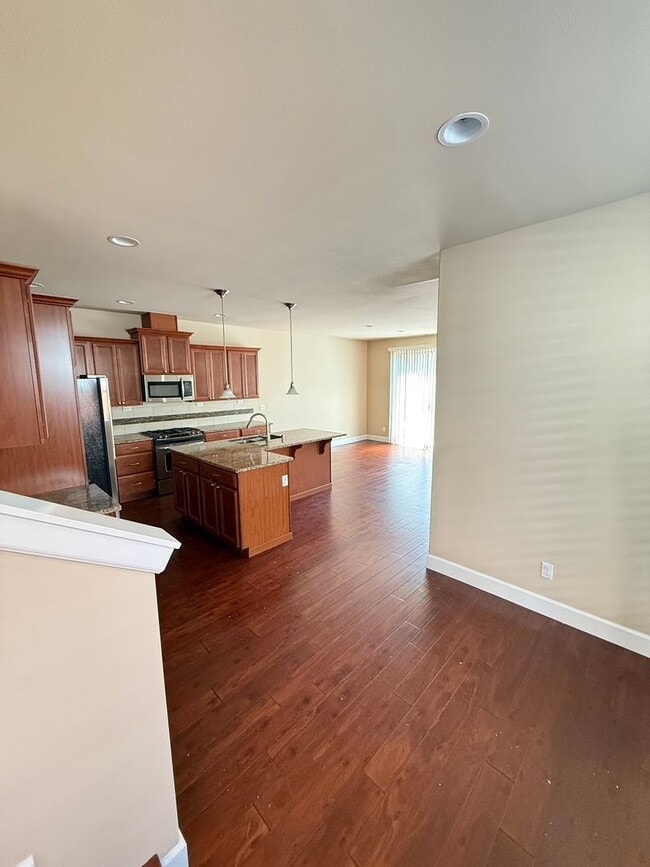 Building Photo - New! 3BD/2.5BTH Modern Townhouse in Greekb...
