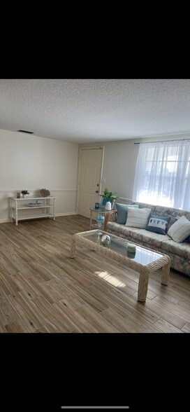 Building Photo - 2337 Hama Dr