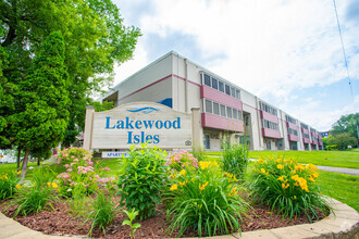 Building Photo - Lakewood Isles