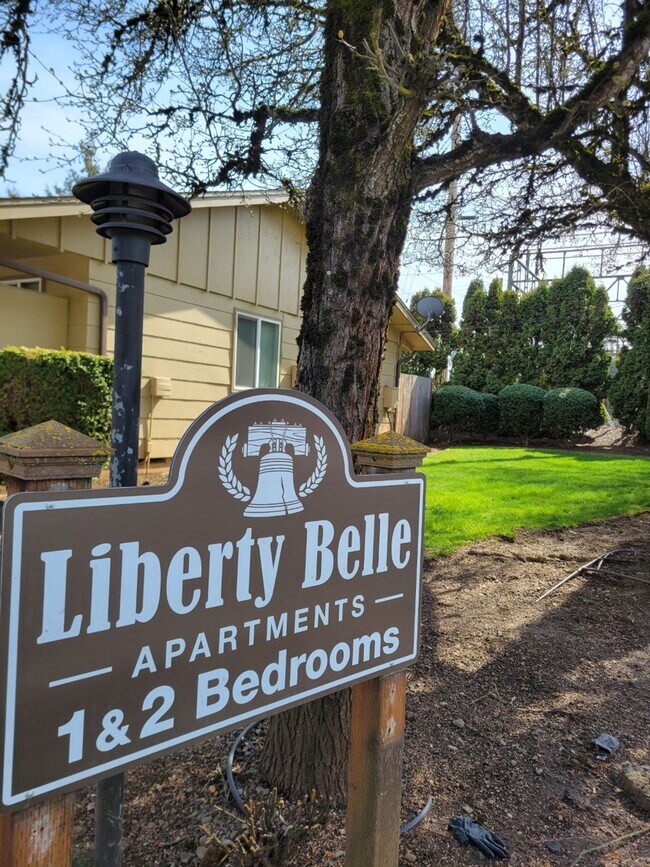 Building Photo - Rent Special: 1/2 Off January - Ground Level 2 Bed 1 Bath W/ Air Conditioning