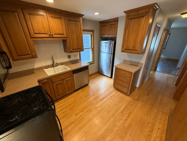 Building Photo - 3-Bedroom Home Just Steps from Lake Michigan! Prime location!